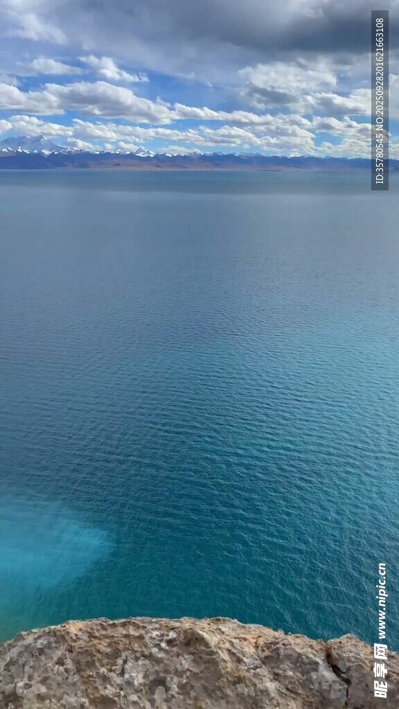 湛蓝湖水与天空的自然美景