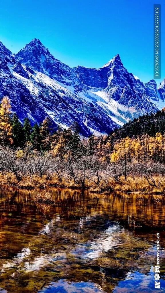 雪山湖泊秋日美景
