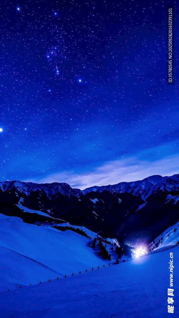 雪夜星空下的静谧美景