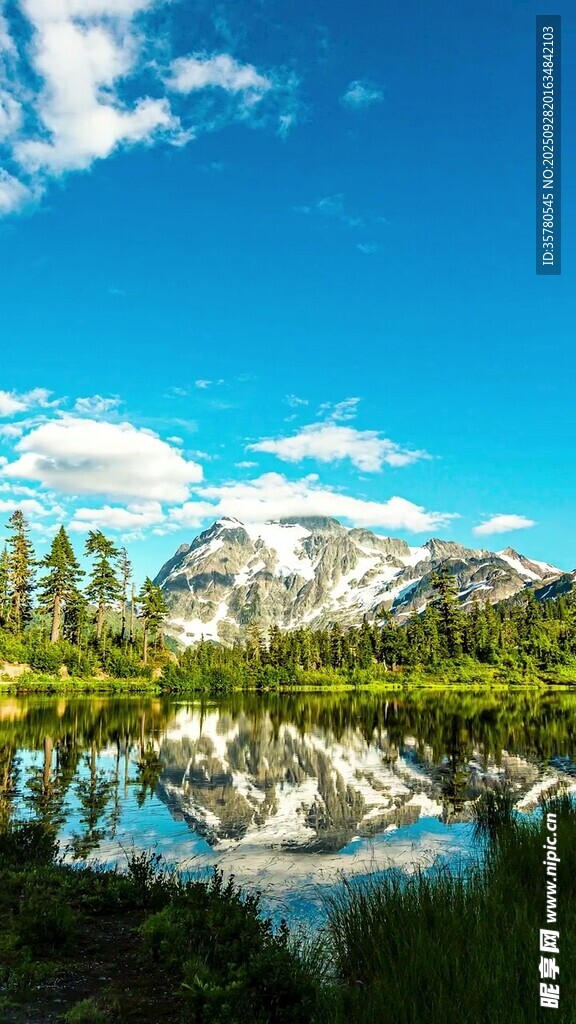 湖光山色中的雪山美景