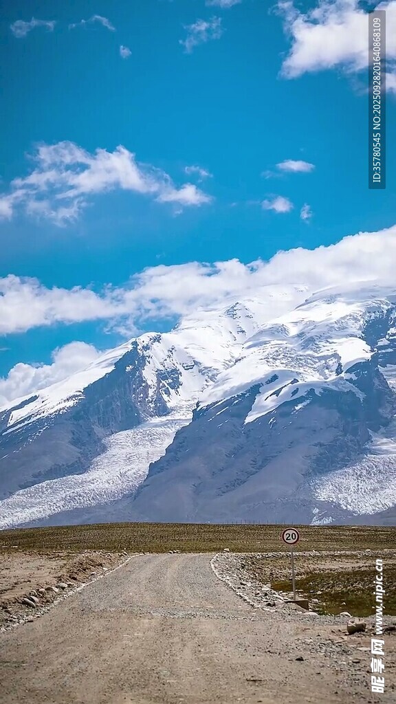 旷野之路通向雪山美景