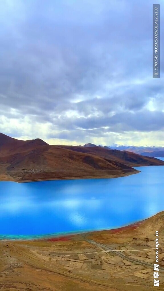 蓝色湖泊与天边壮丽风景