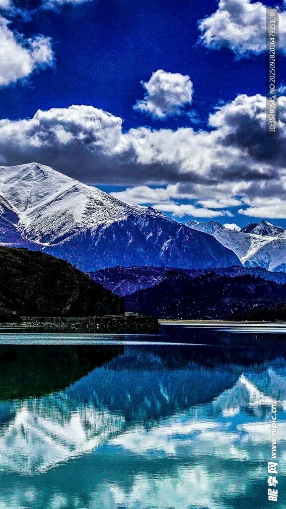 壮丽雪山下的静谧湖水