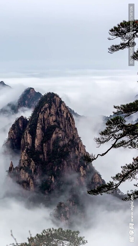 云雾缭绕的巍峨山峰