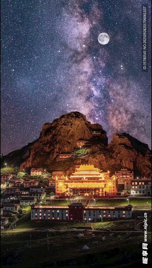 星空下的壮美山峦夜景