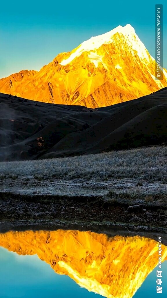 雪山倒映于平静湖面