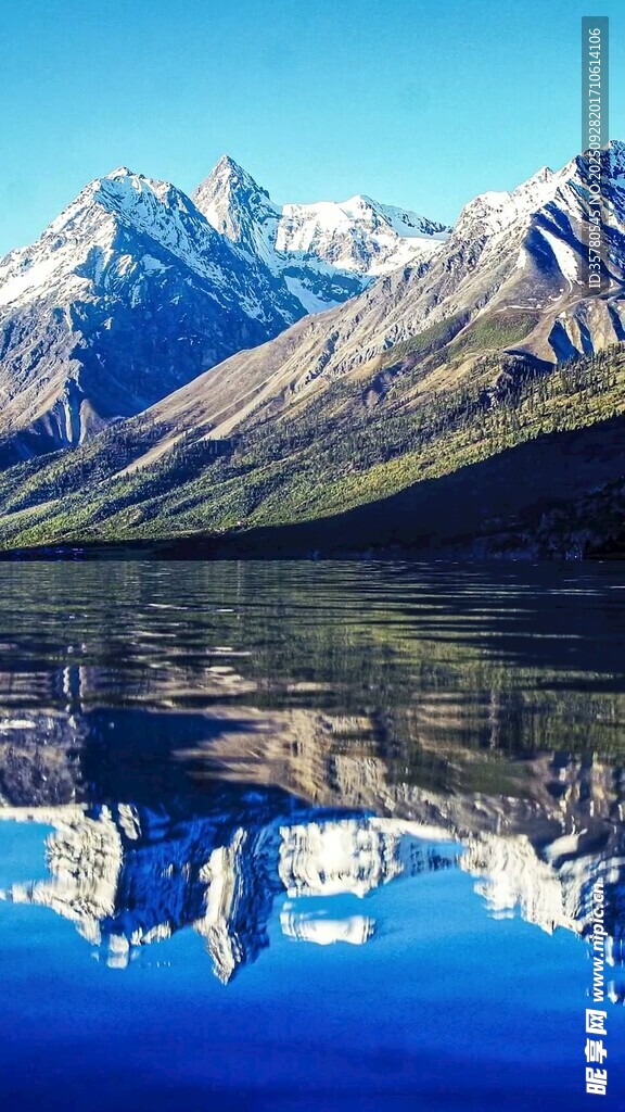 壮丽雪山倒映于澄澈湖水