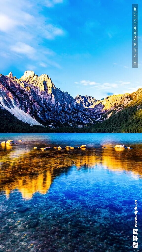 壮丽雪山下的静谧湖水