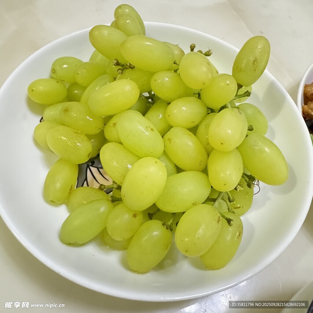 盘中青葡萄
