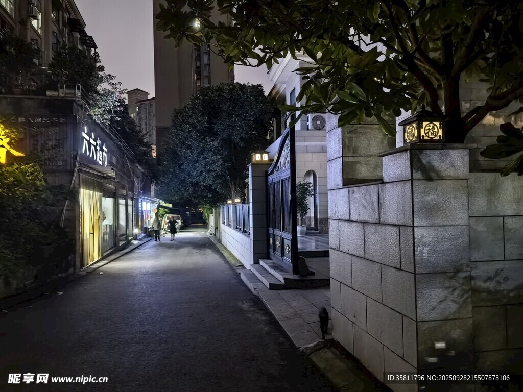 夜晚静谧小巷街景