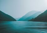 宁静山水间的悠然景致