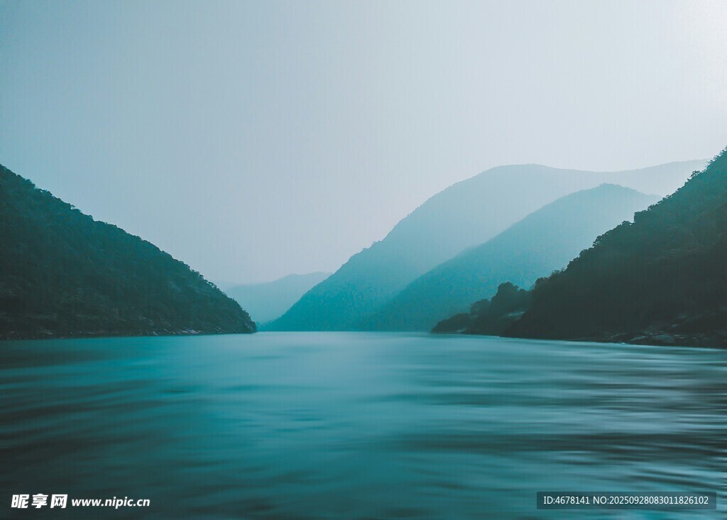 宁静山水间的悠然景致