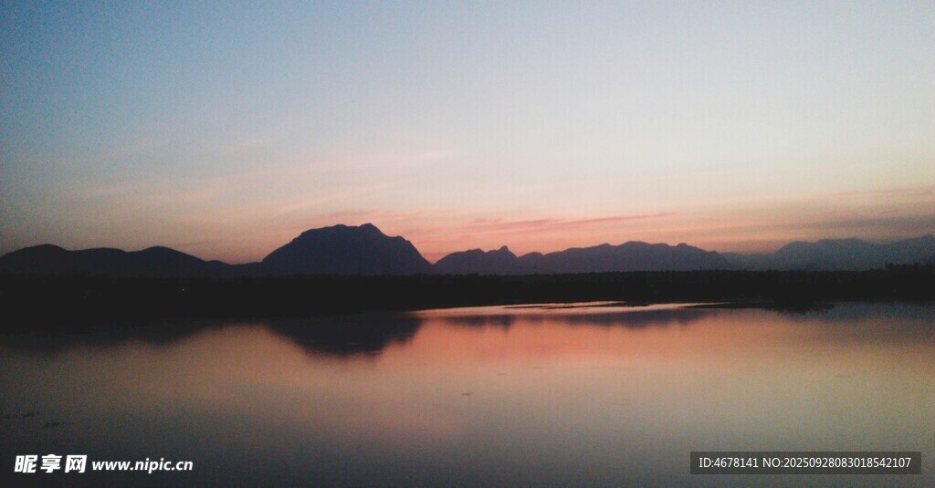 湖畔日落美景