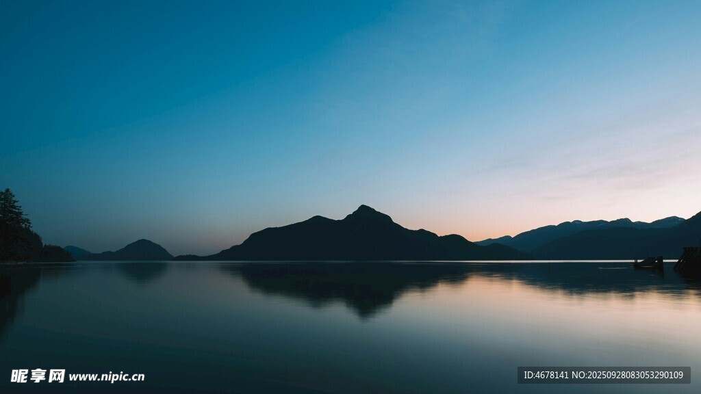 宁静湖面的绝美山水倒影