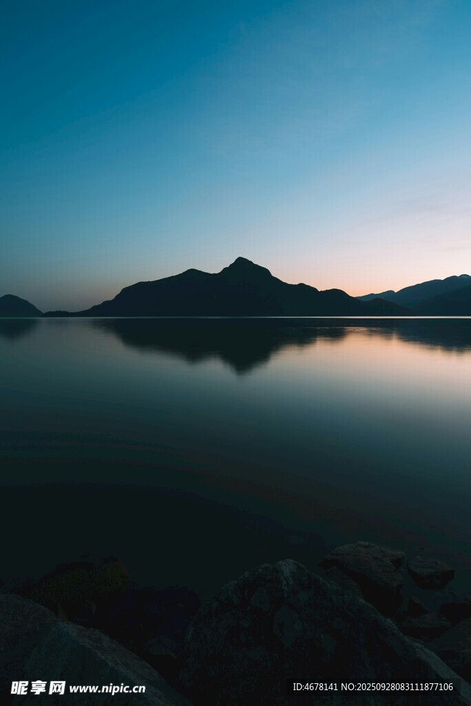 宁静湖山的绝美黄昏景色