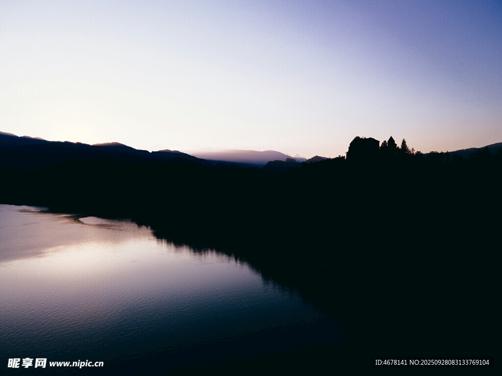 黄昏湖畔山影倒映美景