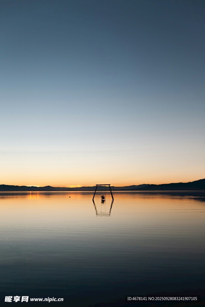 夕阳下平静湖面的美丽倒影