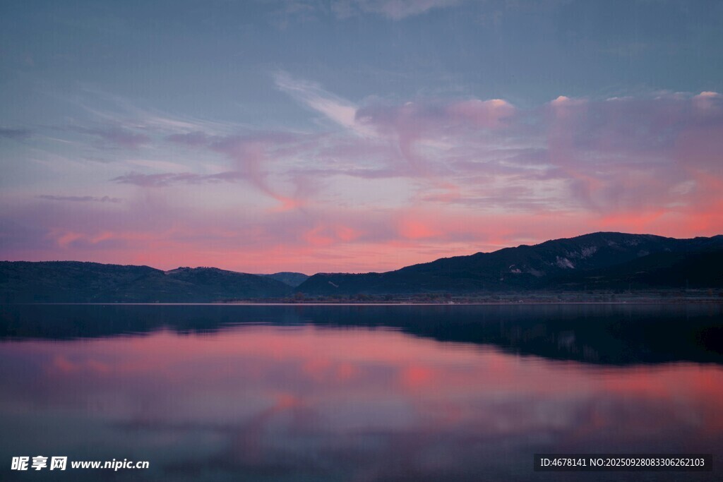 湖畔晚霞美景