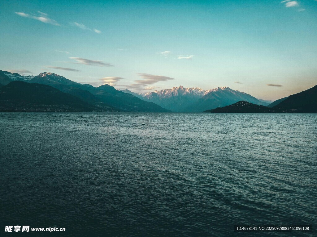 宁静湖景与远处山峦
