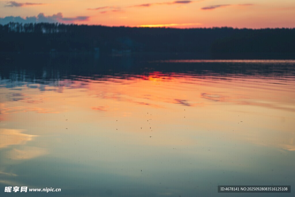 夕阳下的宁静湖面
