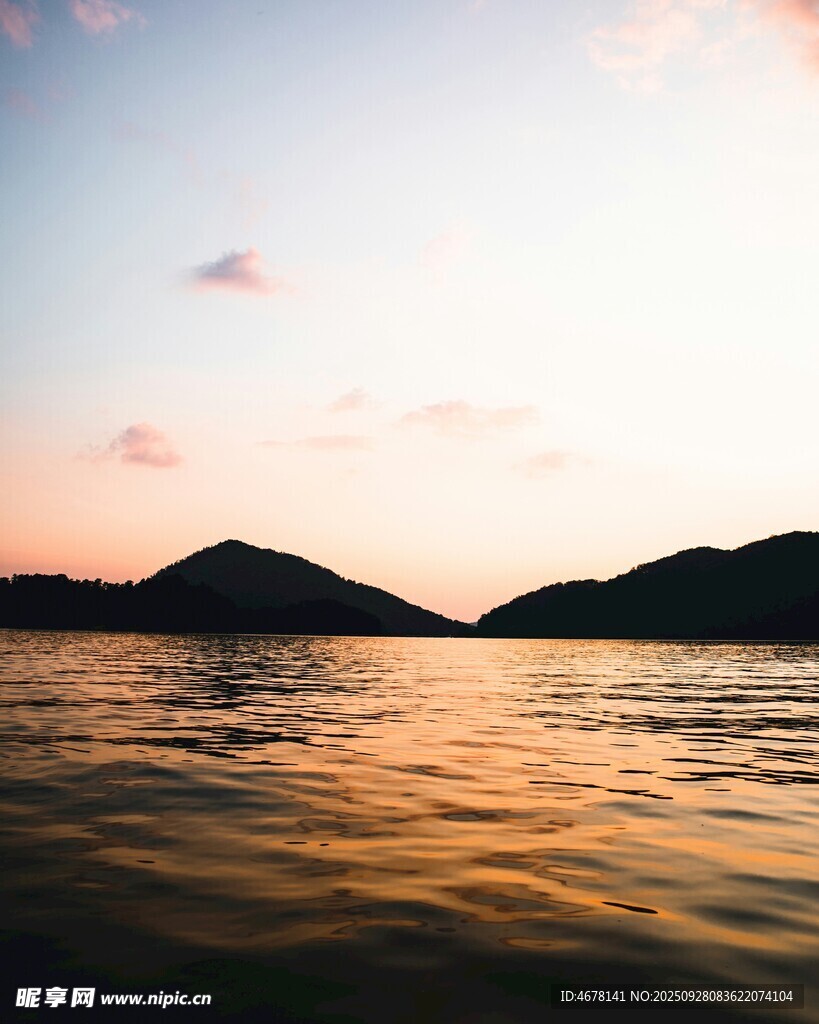 夕阳下的山水湖景