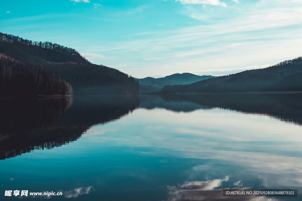 宁静湖景与远山相映成趣
