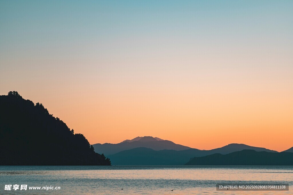 黄昏下的山水美景