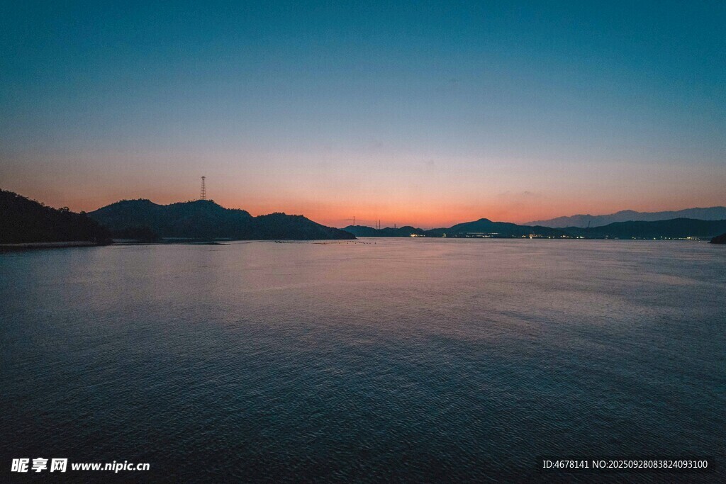 海边日落时分的静谧美景