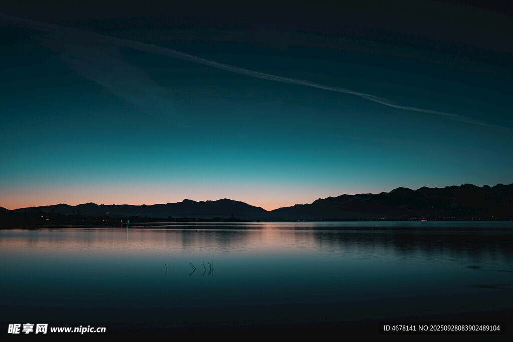宁静湖面的黄昏星空美景