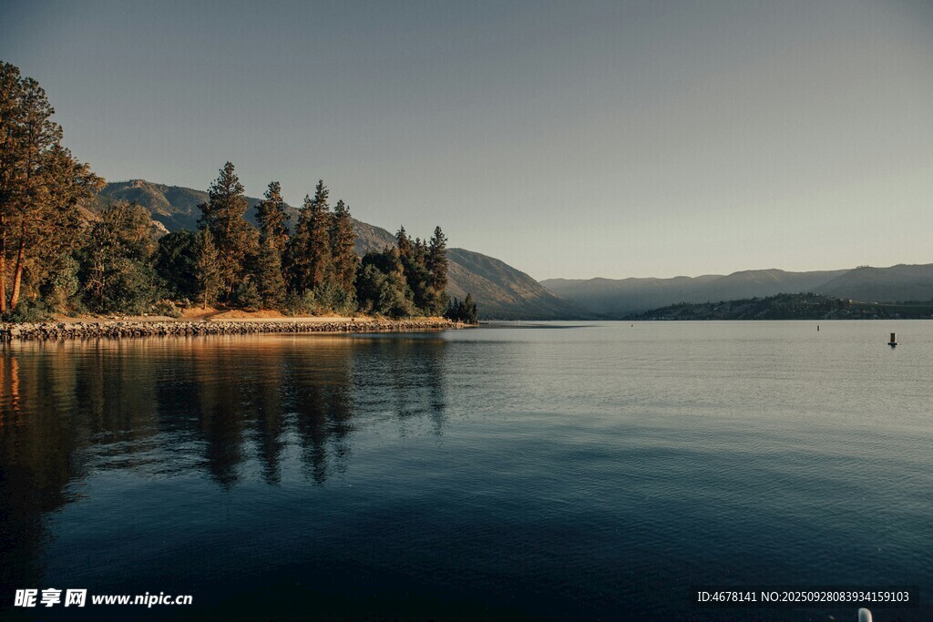 宁静湖畔的自然美景