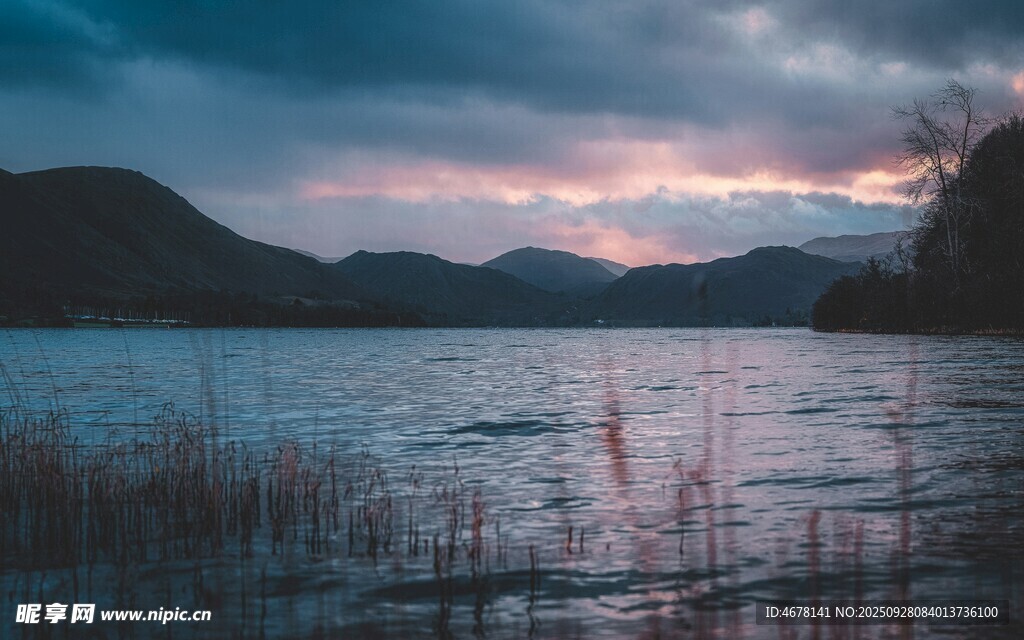 湖畔暮色中的宁静美景