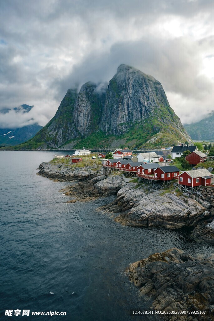 挪威峡湾边的彩色小屋风景