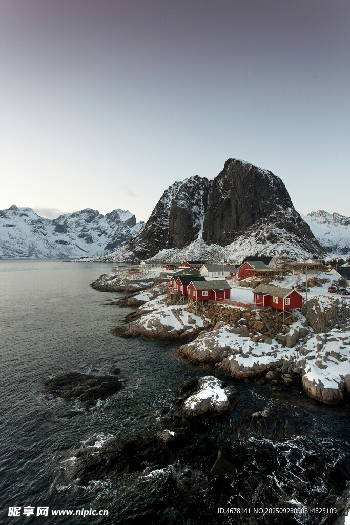 北极村落雪山环绕的宁静之地