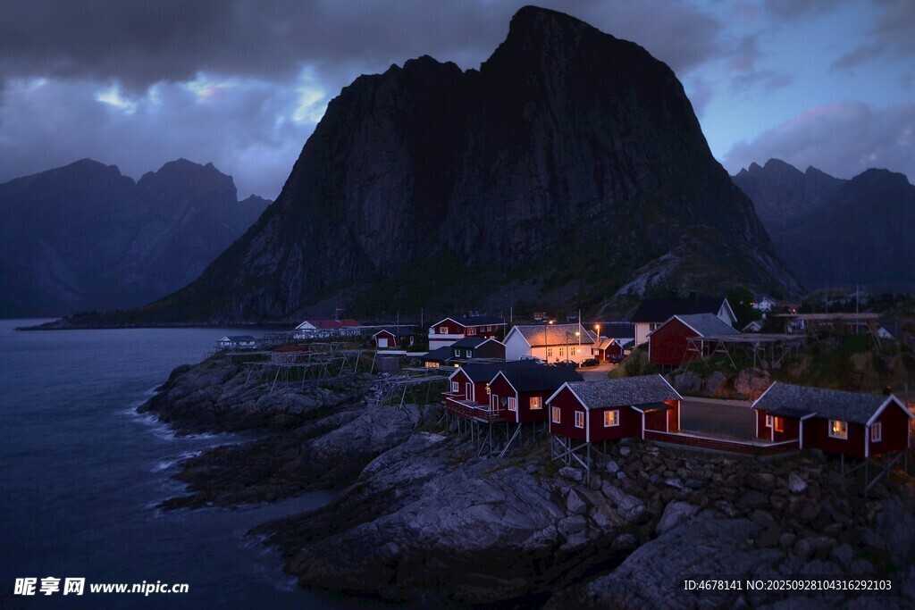 夜幕下的海边山村美景