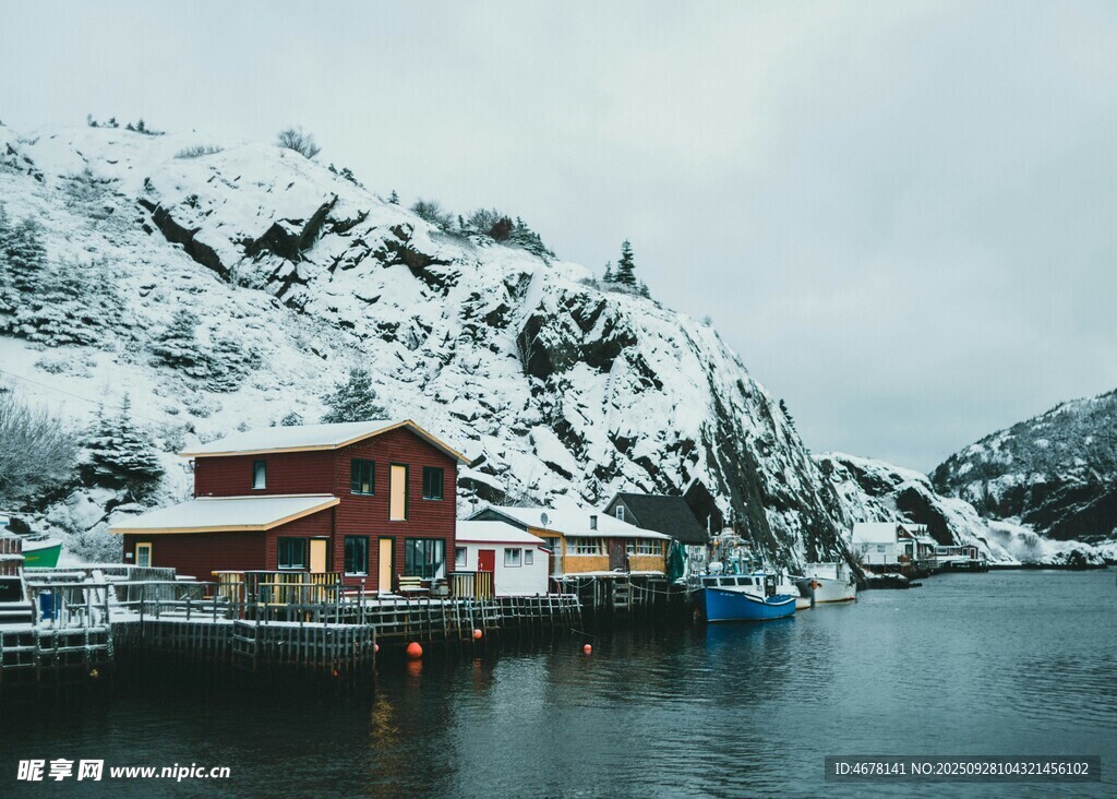 雪覆山间临水小屋美景