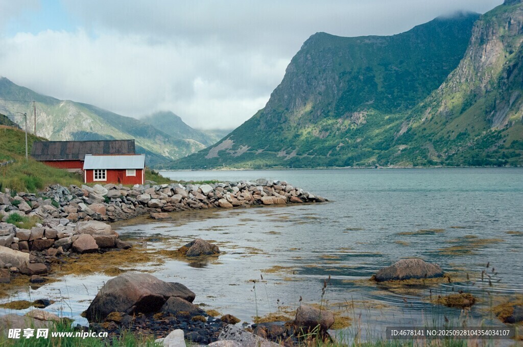 湖畔小屋山景与碧水相映