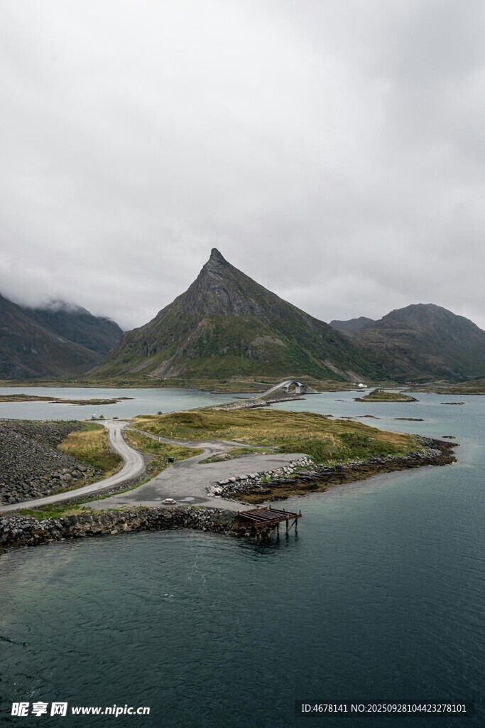 峡湾风光中的岛屿与山峦