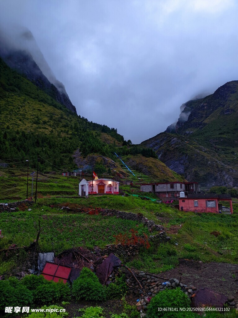 山间云雾下的红顶小屋