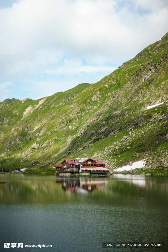 湖畔山间小屋的静谧景致