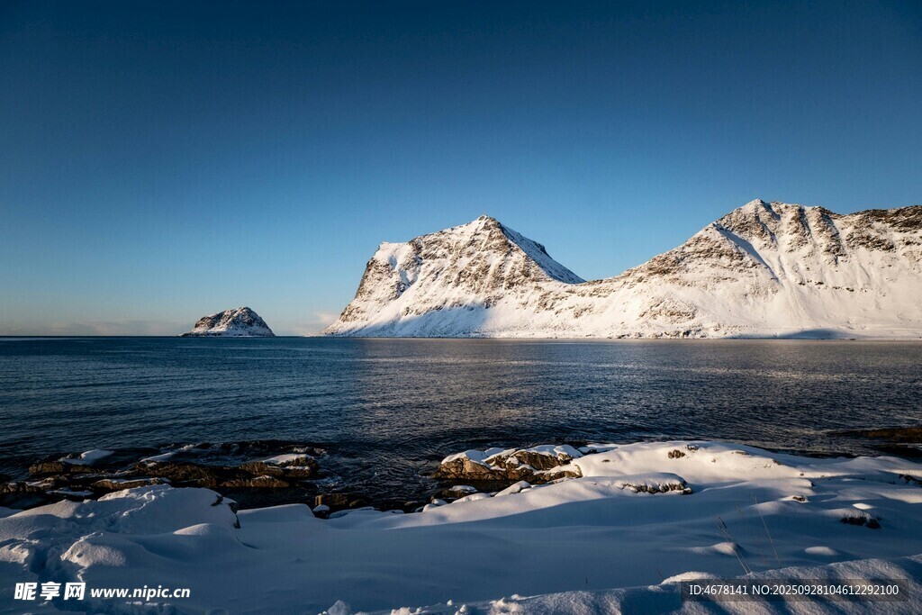 冰雪覆盖的山海壮丽景观
