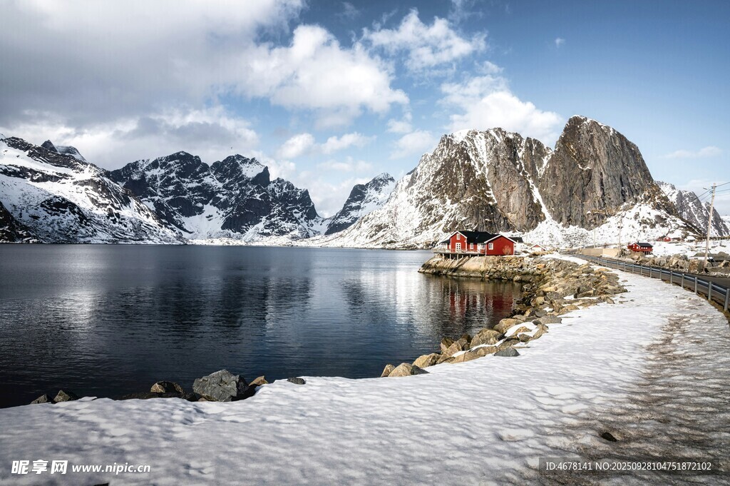 雪山湖畔小屋的静谧美景