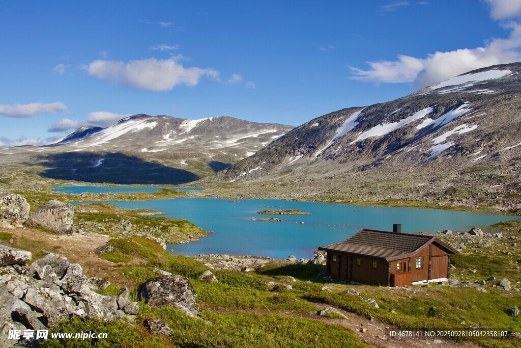 山间湖畔小屋美景