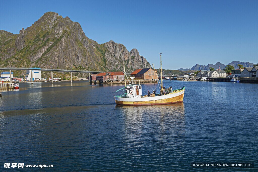 宁静渔村的水上风景