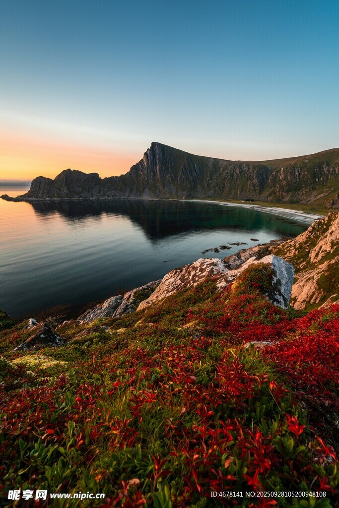 日落时分的山海绚丽景致