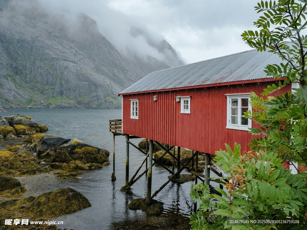 峡湾边的红色临水小屋