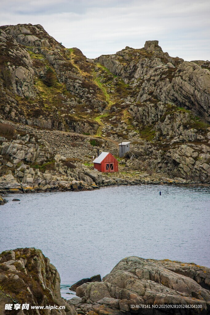 海边红顶小屋与嶙峋怪石