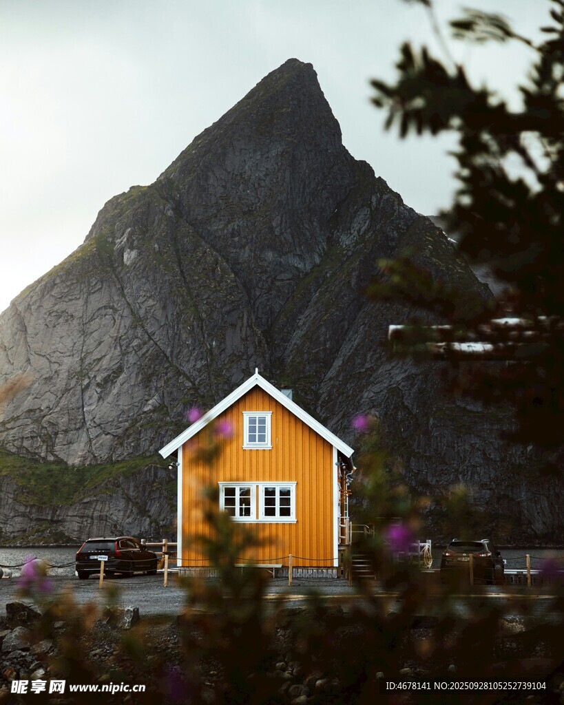 山间橙屋自然美景
