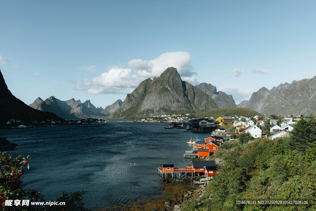 挪威峡湾风光中的彩色小屋