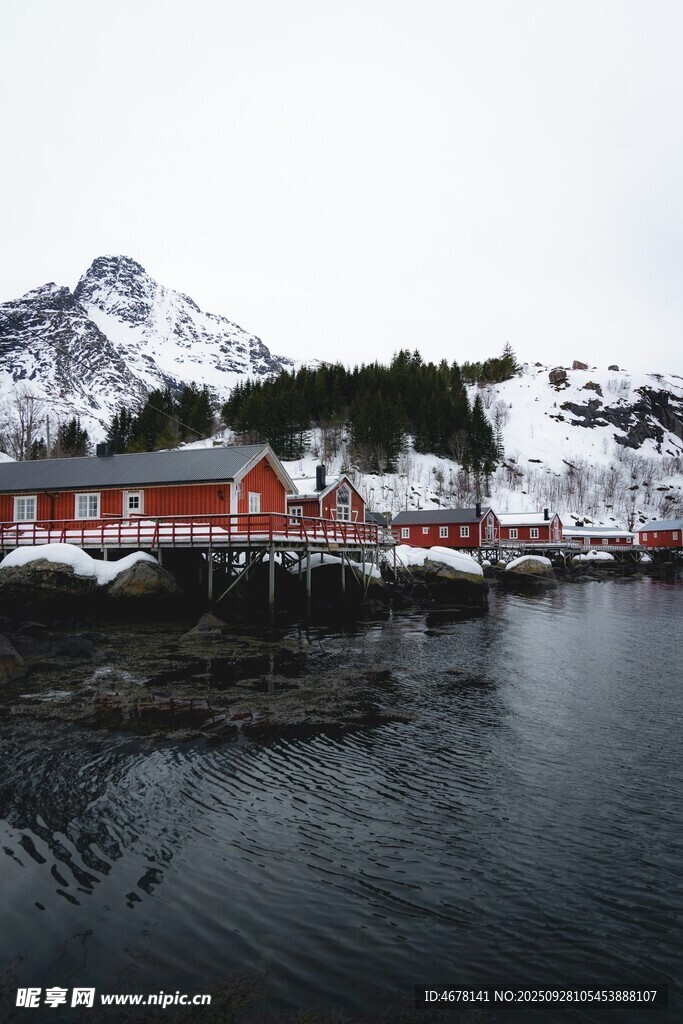 冬日湖畔红顶小屋美景