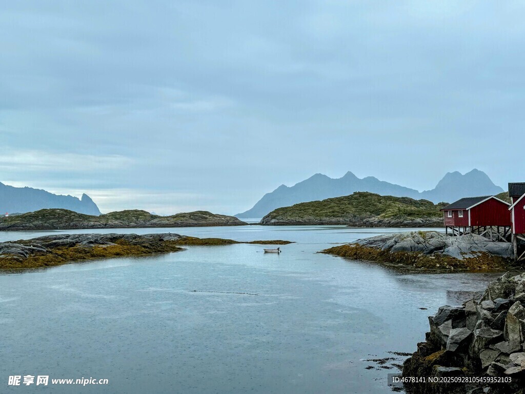 宁静峡湾旁的红屋风景